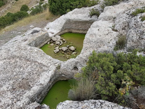 Depósitos tallados en roca