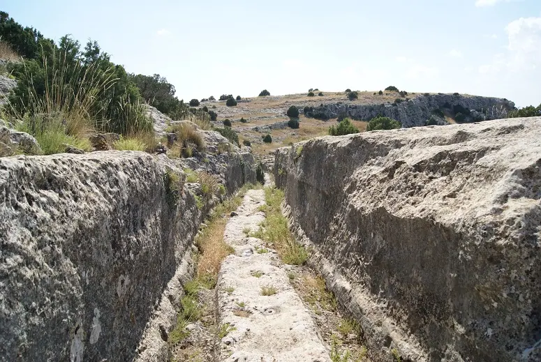 Calzada excavada en roca en el poblado ibero