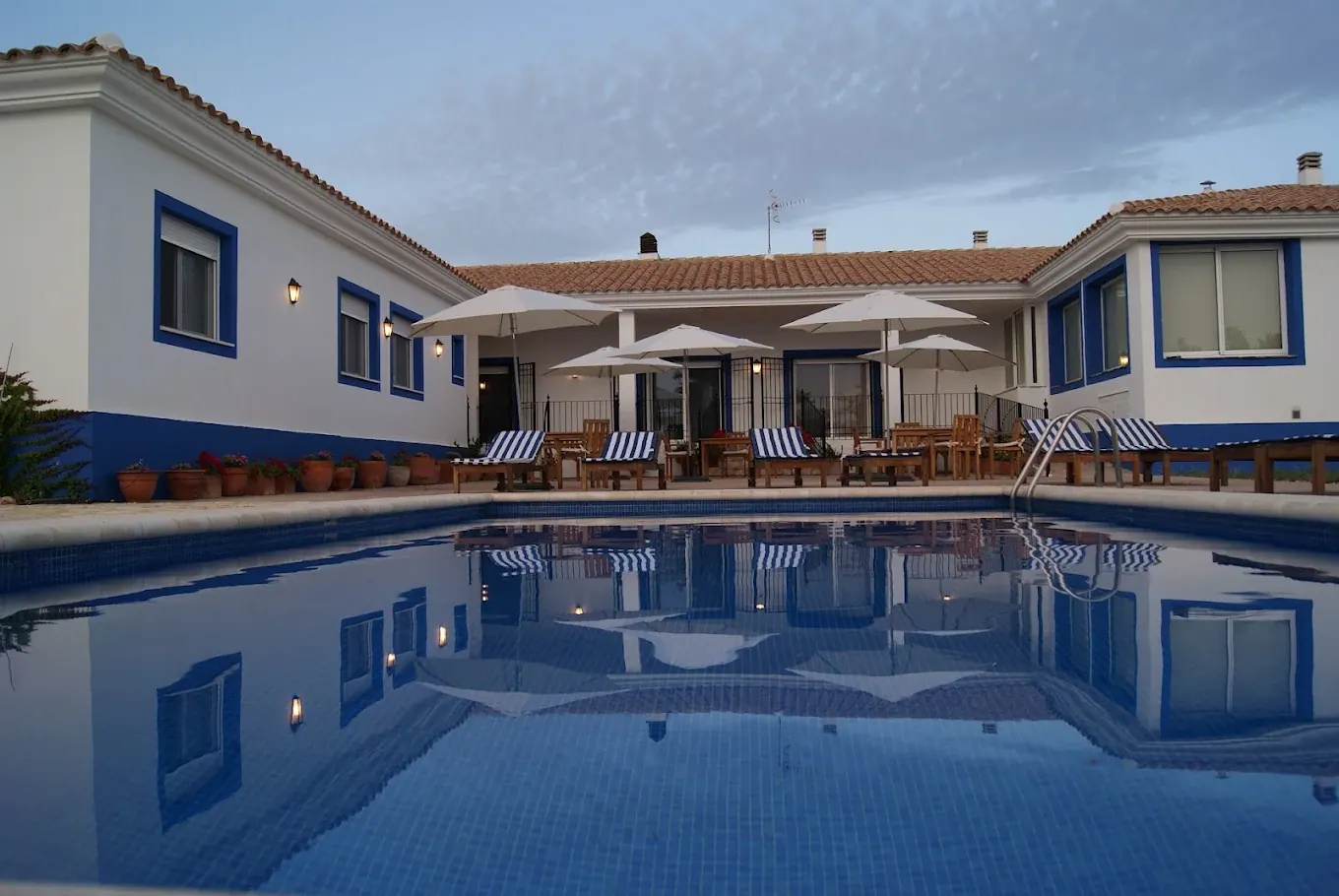 La piscina y el patio de El Romeral al anochecer
